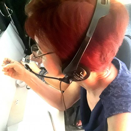 Переводчик Наталия на выставке синхрон в кабине