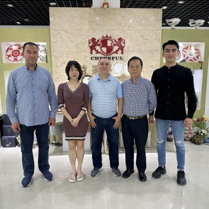 Перевод на заводе Посещение завода по производству ювелирных изделий