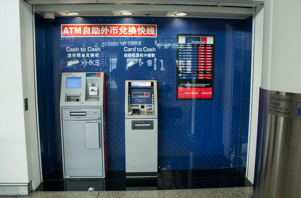 Обмен валюты в аэропорту Гонконга